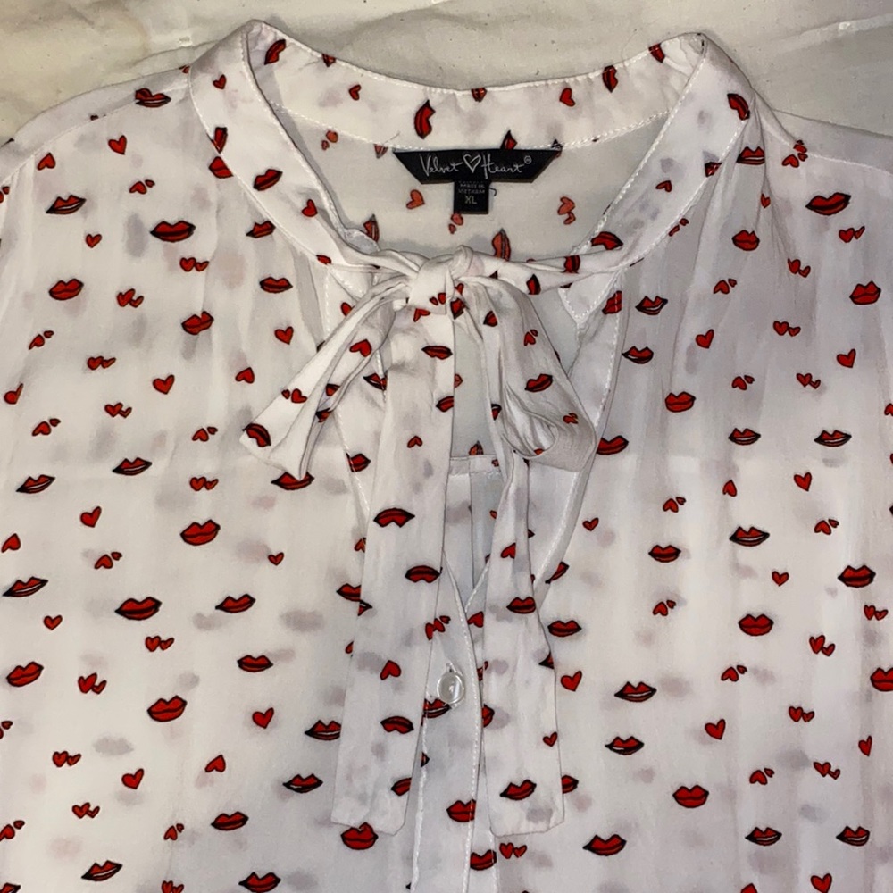 Botton down high low heart motif blouse